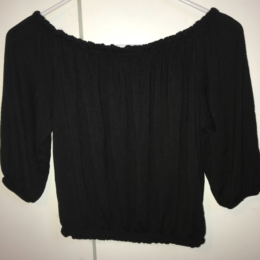 BLACK CROP TOP, VERY STRETCHY & SUPER COMFORTABLE
